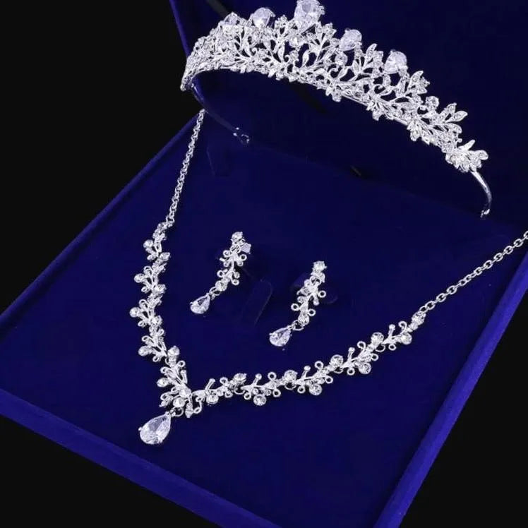 Elegant Silver Tiara Fashion Jewelry Set With Necklace And Earrings. Brand New. Silver Crystal Bridal Crown With Vintage Elegant Necklace  main image 2