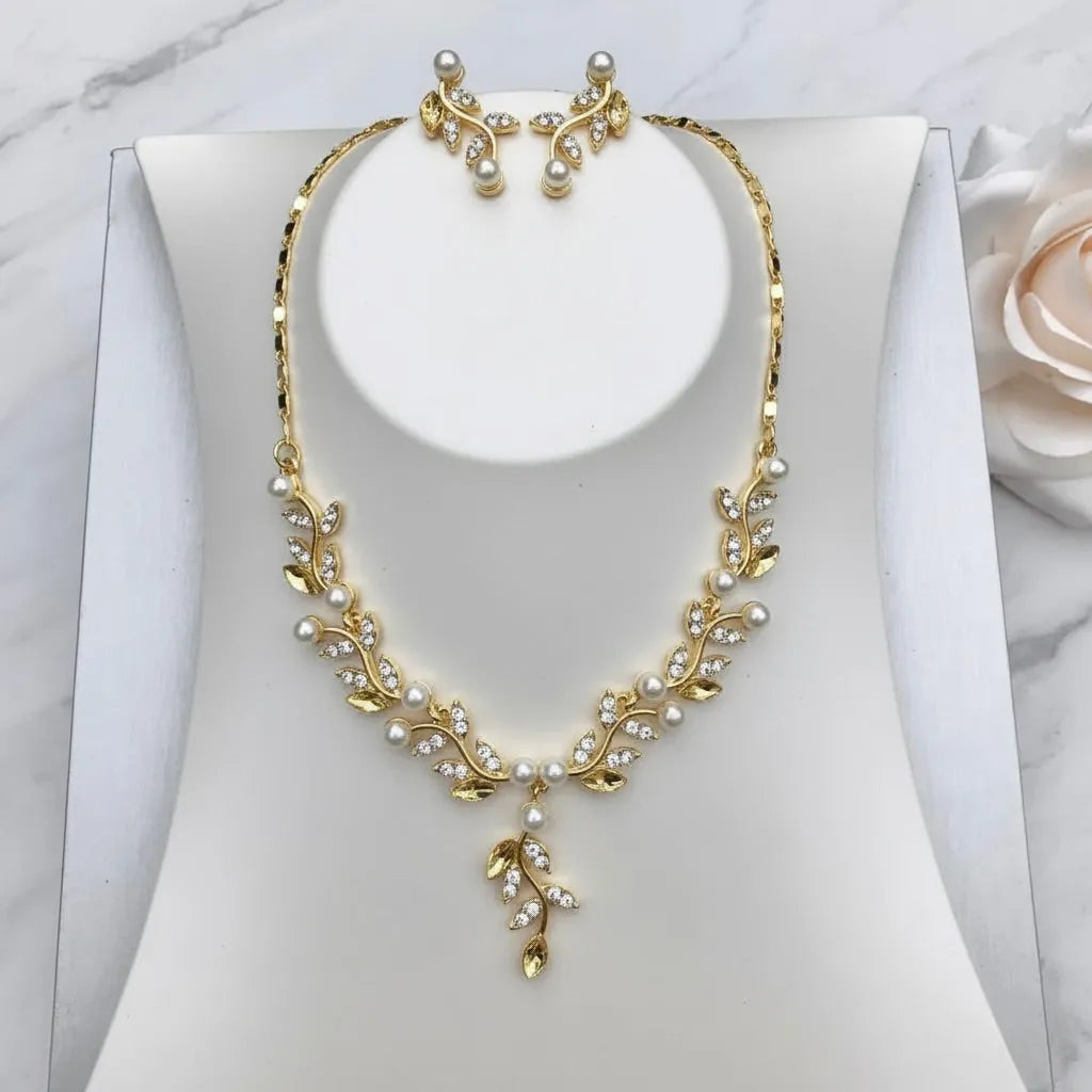 Pearl Wedding Jewelry - Pearl and Crystal Bridal Jewelry Set with Tiara 'Cumbria'