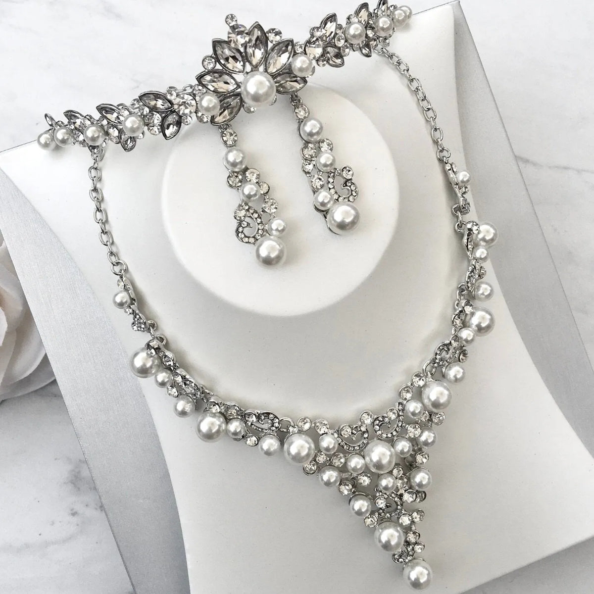 Elegant wedding bundle  Silver and Pearl Women\'s Accessory Set Bride Wedding Hair Pins Set - Rhinestone Clips & Pearl Combs  main image 4