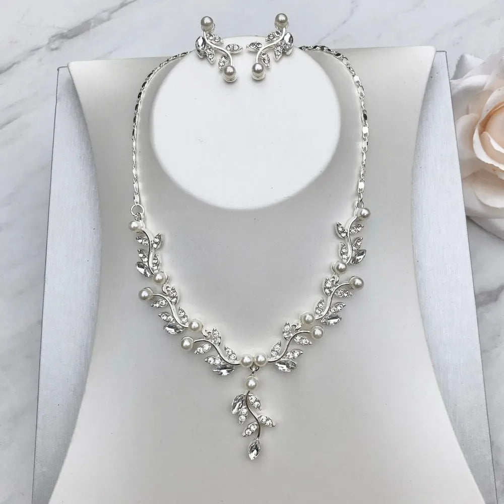 Pearl Wedding Jewelry - Pearl and Crystal Bridal Jewelry Set with Tiara 'Cumbria'