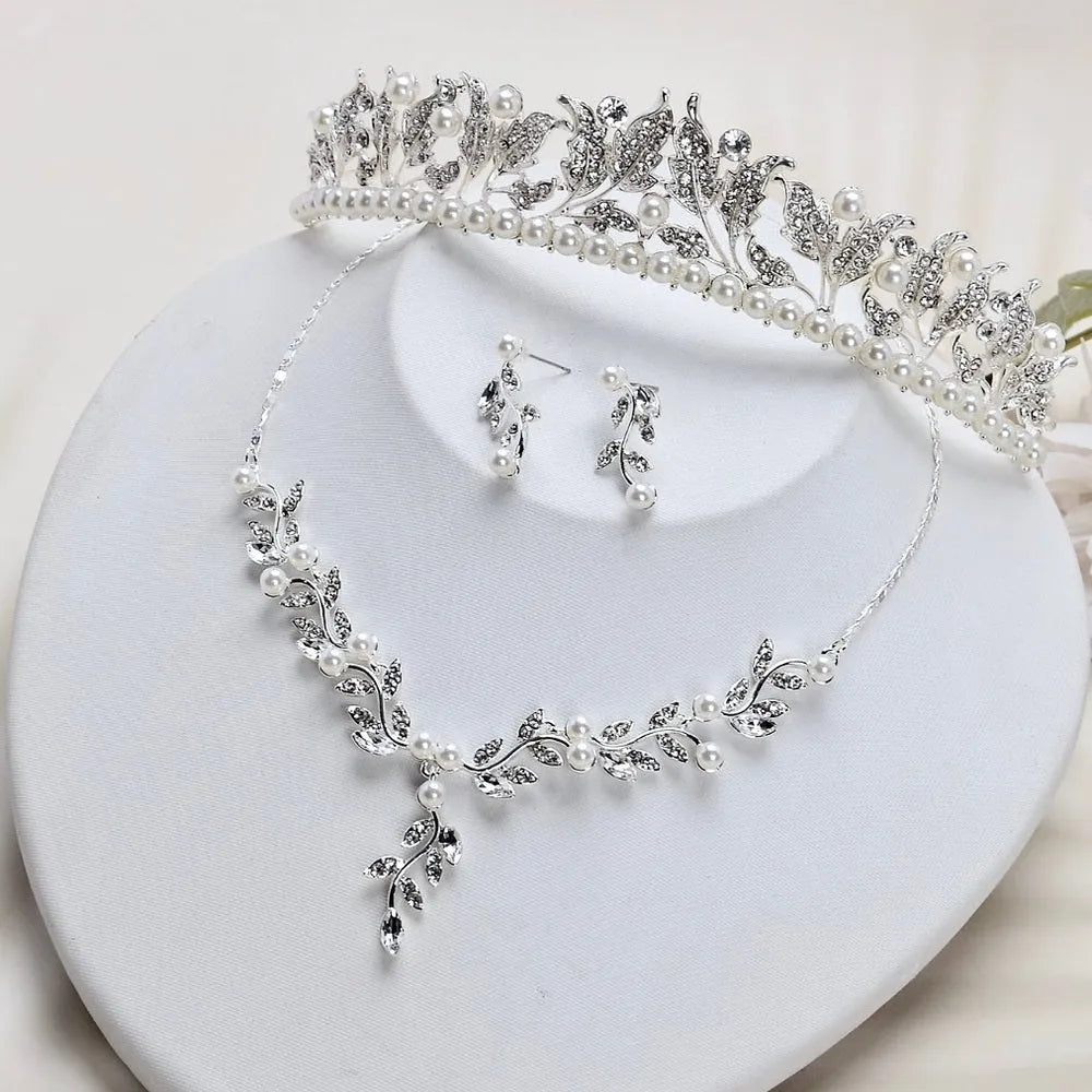 Pearl Wedding Jewelry - Pearl and Crystal Bridal Jewelry Set with Tiara 'Cumbria'