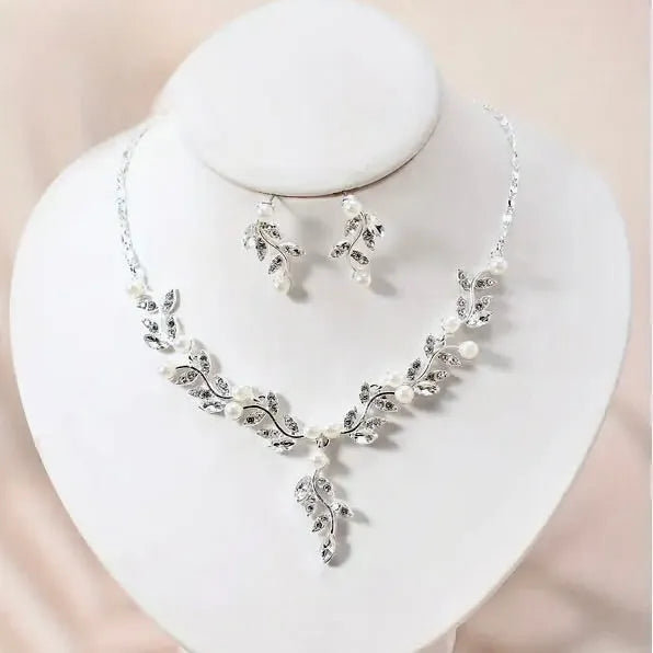 Pearl Wedding Jewelry - Pearl and Crystal Bridal Jewelry Set with Tiara 'Cumbria'