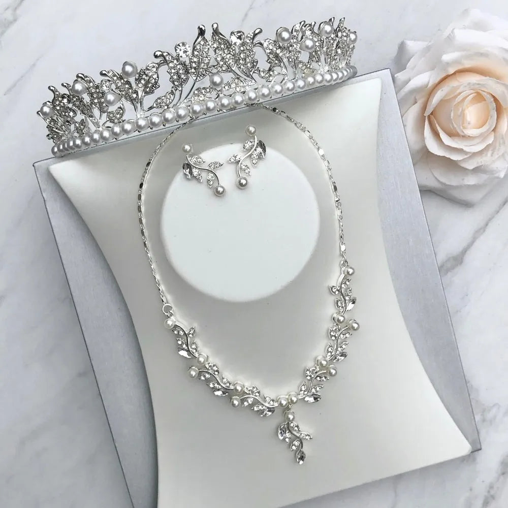 Pearl Wedding Jewelry - Pearl and Crystal Bridal Jewelry Set with Tiara 'Cumbria'