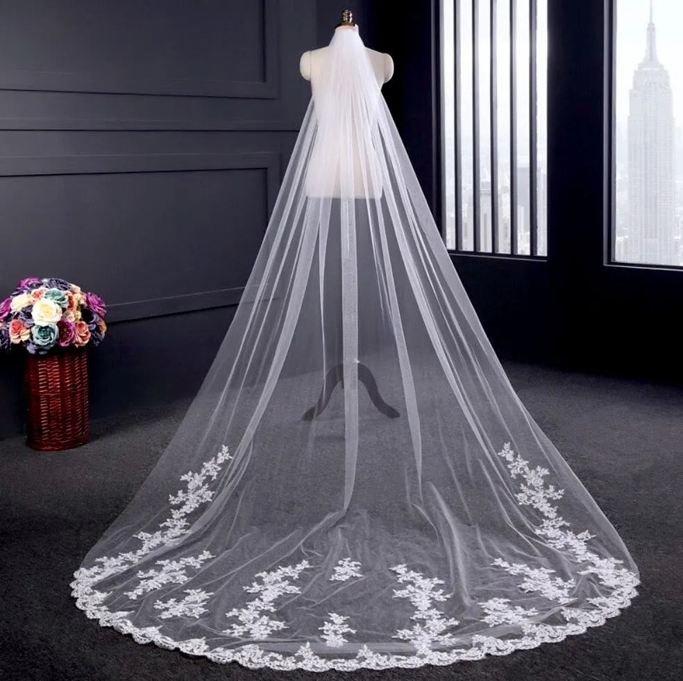 Lace Edge Cathedral Veil – Elegant Lace Trim Bridal Veil  display picture 2