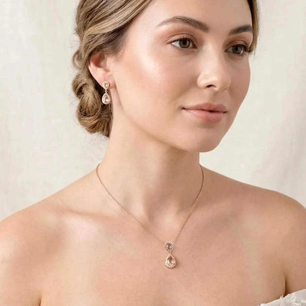 jewelry for champagne wedding dress How to accessorise a champagne wedding dress
